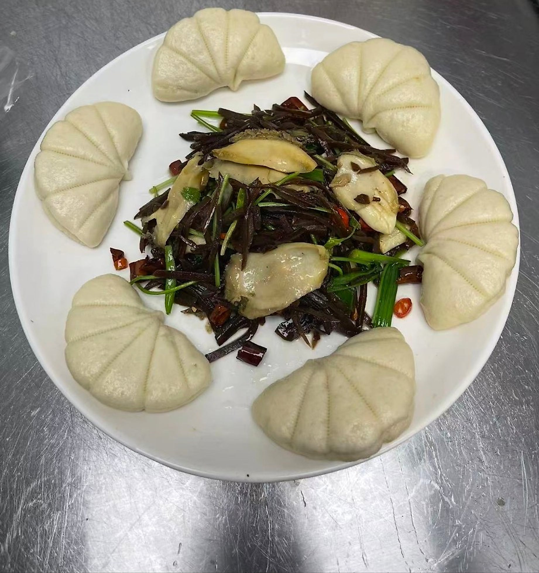 老咸菜炒鲍鱼(配合页饼 6 个) · Stir-Fried Abalone with Pickles (with 6 pancakes)