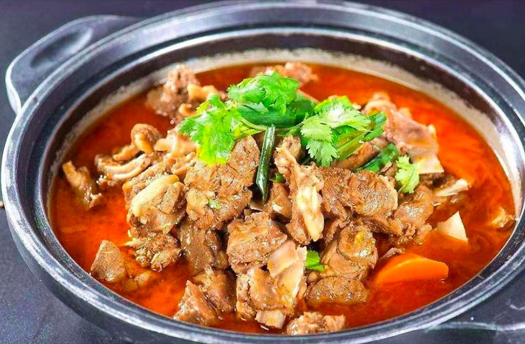 香辣萝卜牛腩煲 · Spicy Beef Brisket with Daikon in Clay Pot