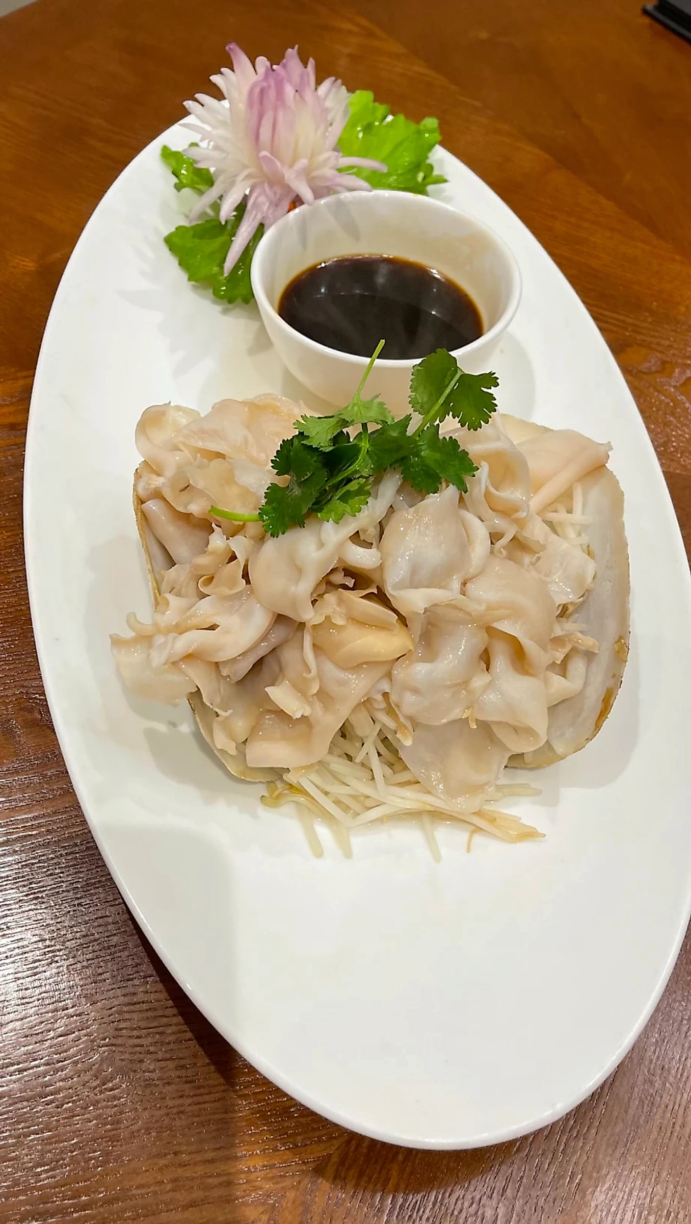 葱油响螺片 · Sliced Sea Conch with Scallion Oil