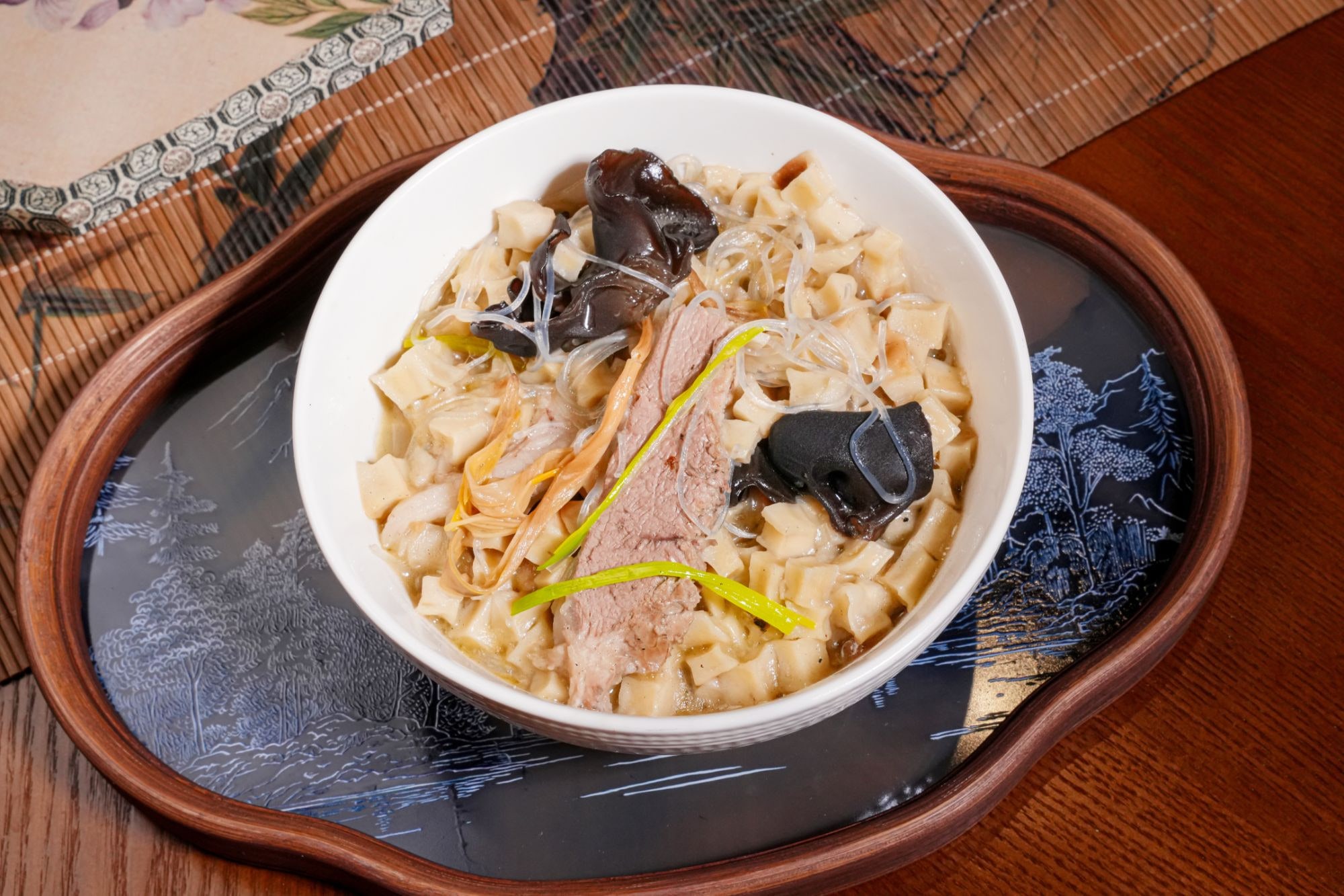 牛 / 羊肉泡馍 · Beef / Lamb Soup with Flatbread (Paomo)