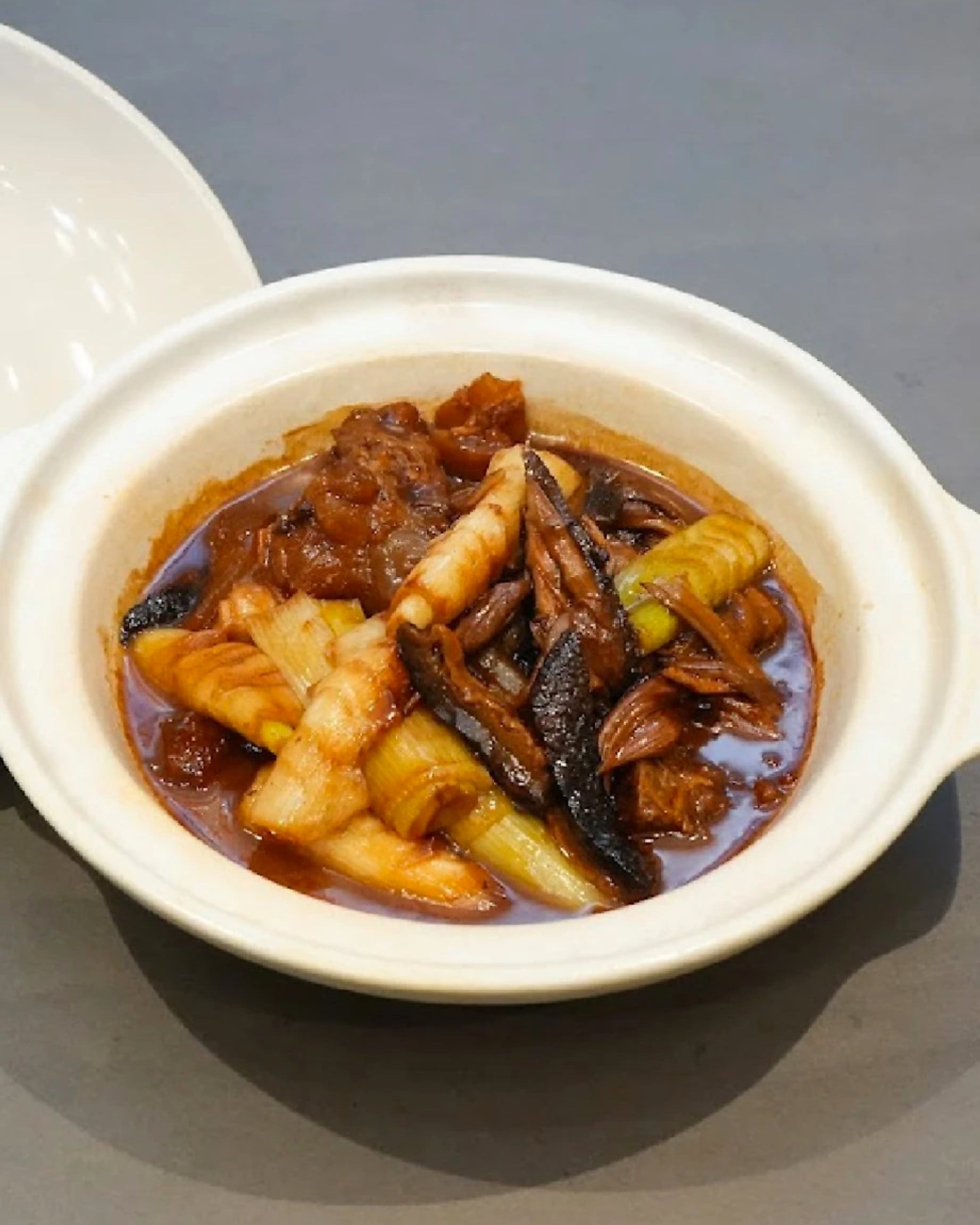蹄筋烧辽参 · Braised Beef Tendon with Sea Cucumber