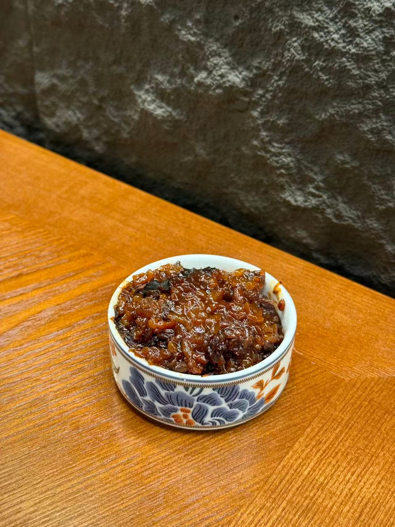 青花小碗里的一份酱色菜品 · A glossy, slow-cooked dish in a small blue-and-white bowl